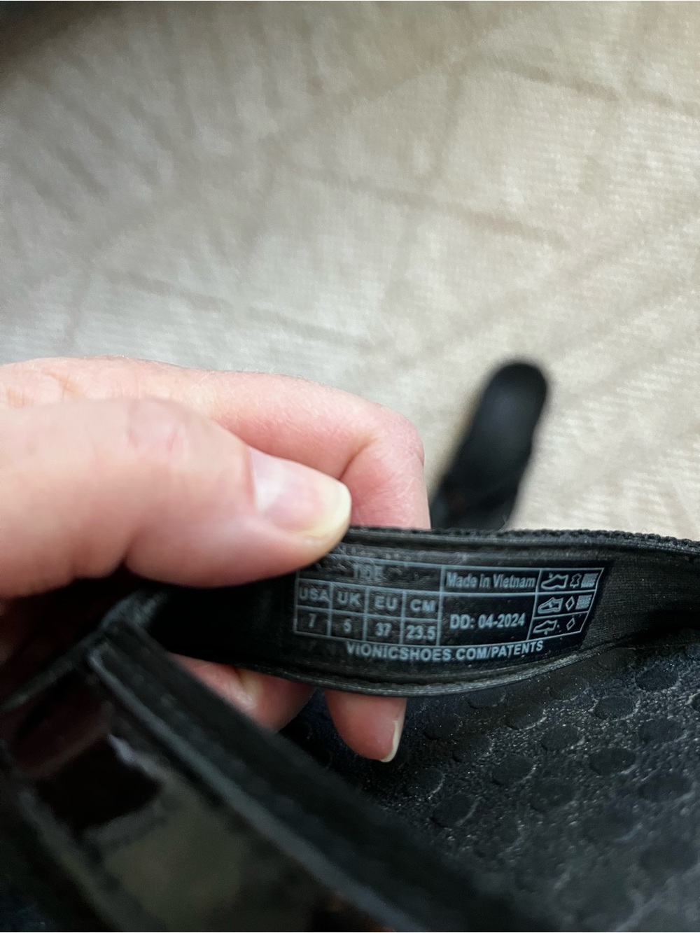Vionic Black Patent Strap Flip Flop Sandals - Picture 3 of 4